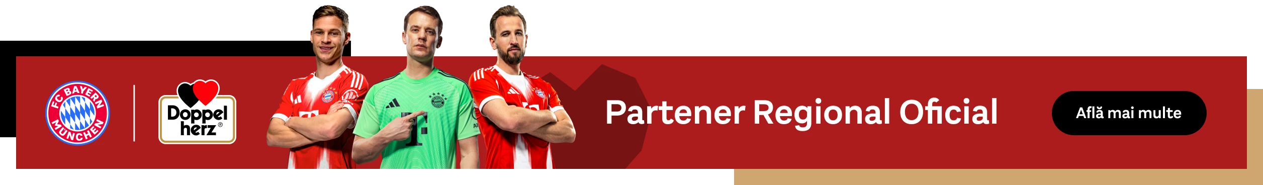 În prim-plan sunt prezentați trei jucători ai FC Bayern. Lângă ei se află siglele FC Bayern München și Doppelherz, precum și textul: „Partener Regional Oficial”. Un buton negru conține inscripția „Află mai multe”.
